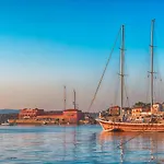 Hotel Aretanassa 3*